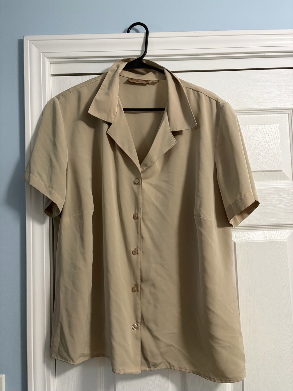 Women's Short-Sleeve Button-Down Shirt in Light Beige